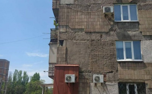 Под домом не ходить и машины не ставить: мариупольская многоэтажка несет угрозу