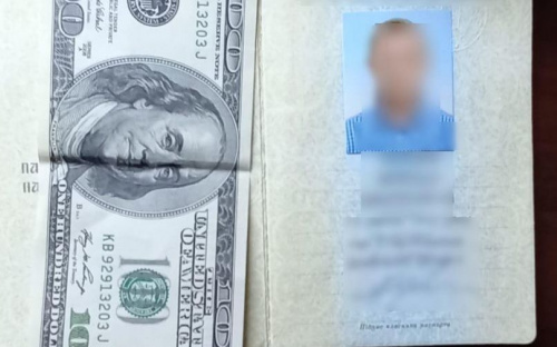 Чтобы «не заметили» валюту: на КПВВ под Мариуполем пограничникам предложили взятку
