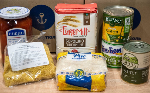 Маріупольці отримують посилені продуктові набори