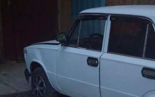 В Мариуполе рекордно пьяный водитель ВАЗа устремился в подъезд на авто