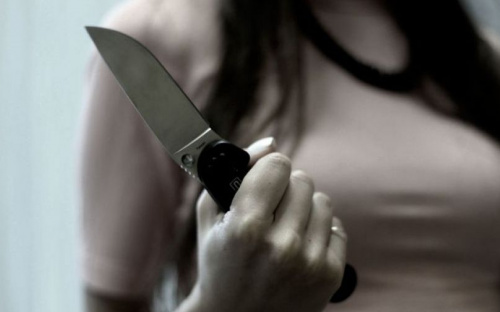 В Мариуполе несовершеннолетняя девушка ножом ударила мужчину в живот