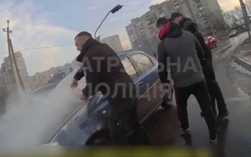 На мариупольском перекрестке загорелся автомобиль