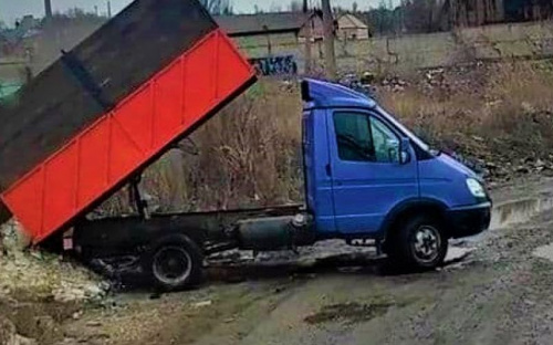В Мариуполе мужчина сгрузил мусор на обочину. Его разыскали и наказали