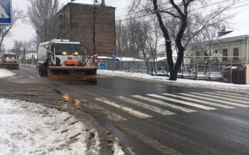 Работает спецтехника и люди: улицы Мариуполя посыпают тоннами песчано-солевой смеси (ФОТО)