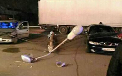 Упавший в Мариуполе фонарный столб едва не повредил два автомобиля (ФОТОФАКТ)