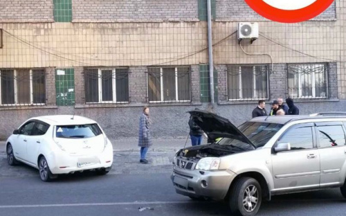В центре Мариуполя столкнулись кроссовер и электрокар