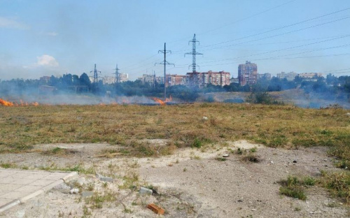 На окраине Мариуполя полыхает пожар. Огонь подбирается к гипермаркету