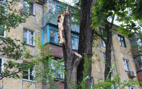 В Мариуполе всю ночь устраняли последствия стихии (ФОТОФАКТ)