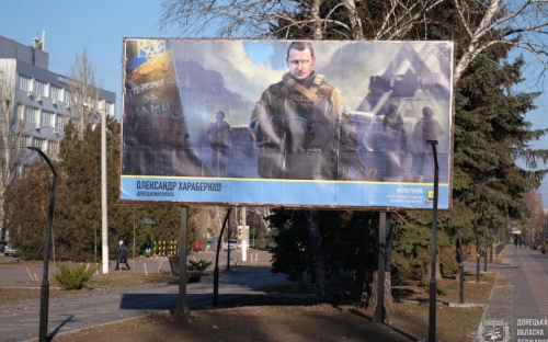 Билборды с портретами мариупольцев, погибших за Украину, появились на улицах Донетчины