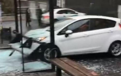 В Мариуполе автомобиль врезался в остановку общественного транспорта (ДОПОЛНЕНО)