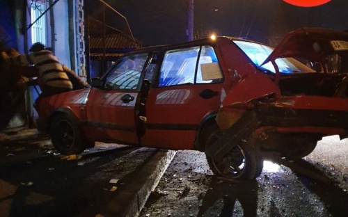 В Мариуполе автомобиль врезался в дверь магазина
