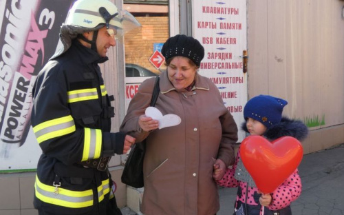 Мариупольские спасатели поздравили горожан валентинками (ФОТО)