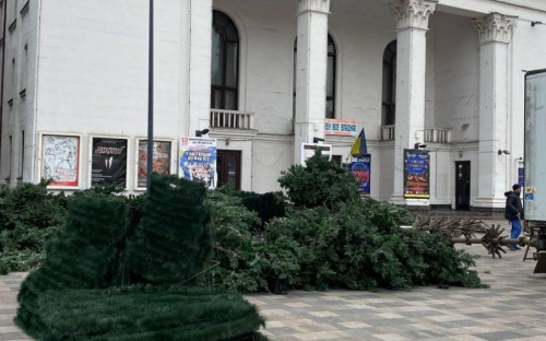 В центре Мариуполя ставят новогоднюю елку наподобие нью-йоркской