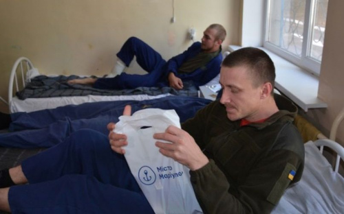 Раненые бойцы в День защитника Украины получили поздравления от мэра Мариуполя (ФОТО)