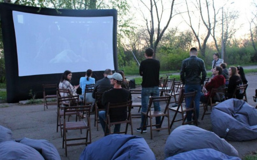 Мариупольцы на месте будущей «Аллеи Якорь» посмотрели французскую комедию (ФОТО)