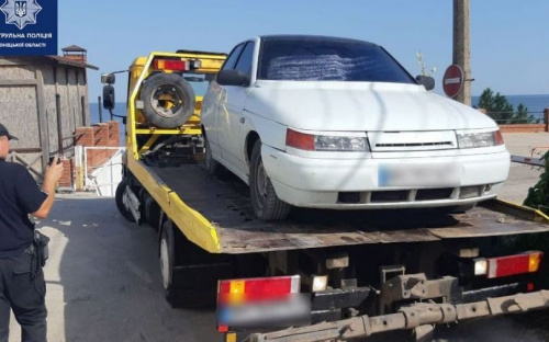 Возле мариупольского пляжа автомобиль забрали на штрафплощадку