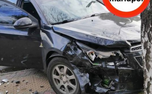 В Мариуполе после столкновения одна из легковушек врезалась в дерево