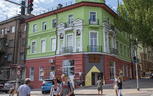В Мариуполе капитально ремонтируют кровли и фасады: в планах обновить дома в двух районах