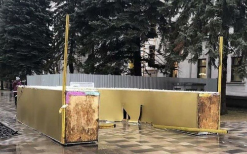 В центре Мариуполя рухнула гигантская арка (ФОТОФАКТ)
