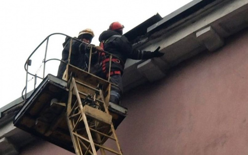 Три листа металлической кровли сорвало ветром с дома в Мариуполе