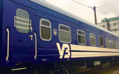«Укрзализныця» решила изменить цвет вагонов. Украинцам предлагают высказать мнение на этот счет
