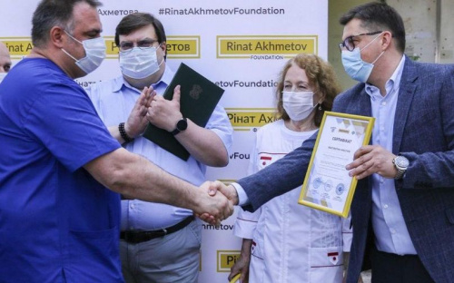 Медики Краматорска получили два современных аппарата ИВЛ от Фонда Рината Ахметова