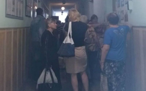 Сотни переселенцев в Мариуполе выстаивают очереди в связи с очередной проверкой (ФОТО)