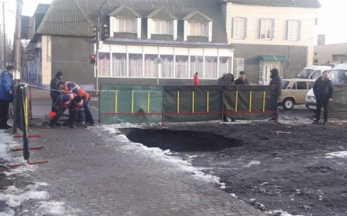 В Мариуполе из-за обвала коллектора подтопило дома