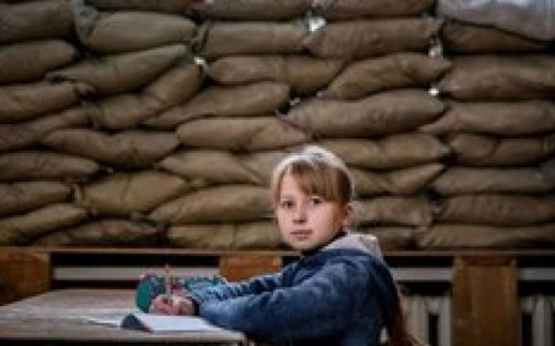 В Донбассе боевики обстреляли школу: детей эвакуировали в бомбоубежище