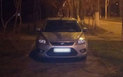 Мешал пешеходам: в Мариуполе эвакуировали автомобиль