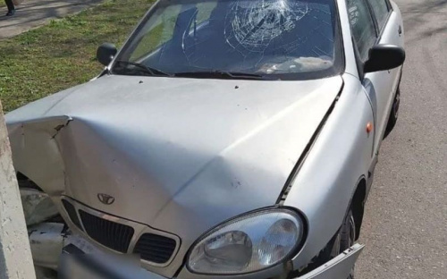 В Мариуполе автомобиль въехал в столб: есть пострадавший