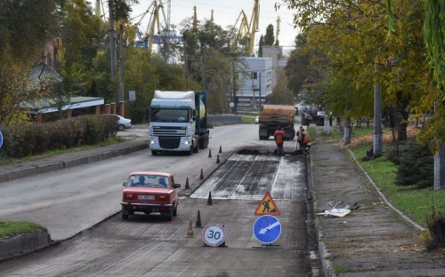 В Мариуполе капитально обновляют дорогу от «Аистов» до проходных порта