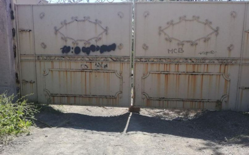 Конфликт продолжается: в Мариуполе заварили ворота на дороге, ведущей к морю