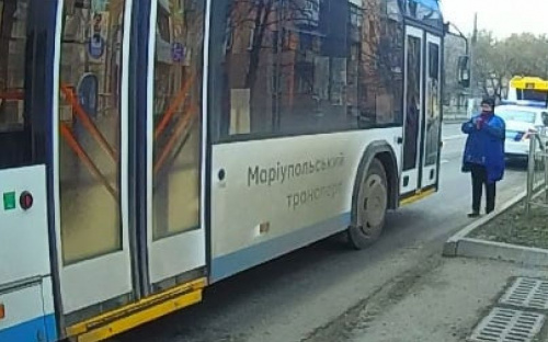 В Мариуполе пешеход разбил троллейбус