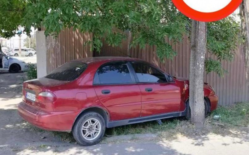 В Мариуполе автомобиль застрял между забором жилого дома и электроопорой