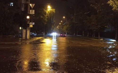 В Мариуполе из-за ливня затруднено движение в Приморском районе
