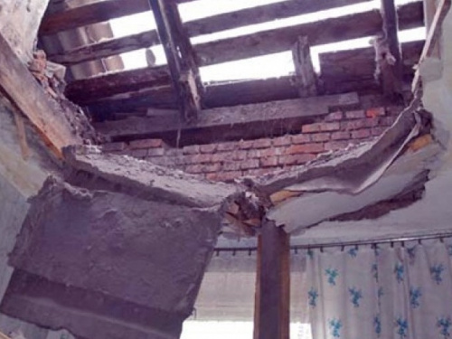 В поселке под Мариуполем снаряд САУ попал в жилой дом, ранена женщина