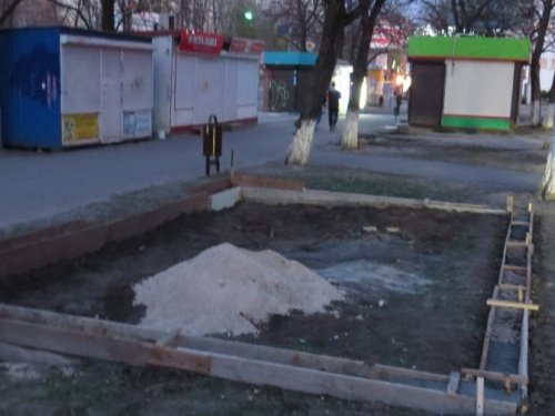 В центре Мариуполя зелёную зону захватил новый МАФ (ФОТО)