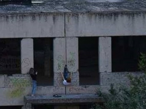 Дети Мариуполя показывают смертельные трюки на высоте заброшенной стройки (ФОТО+ВИДЕО)