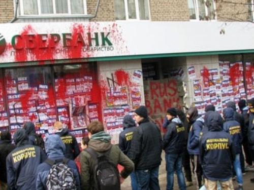 «Азов» замуровал «Сбербанк» в Краматорске. Полиция нарушений не обнаружила (ФОТО+ВИДЕО)
