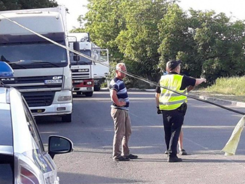 В Мариуполе автомобиль снес бетонный столб (ФОТО)