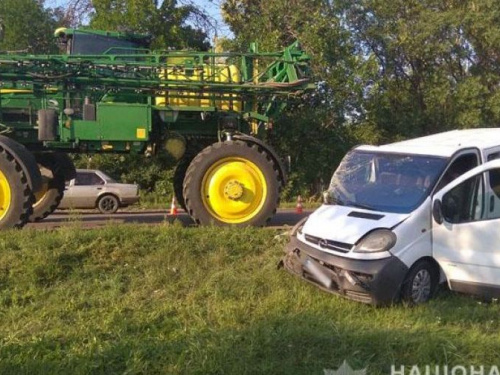 В Донецкой области трактор врезался в микроавтобус. Пострадали пять человек (ФОТО)