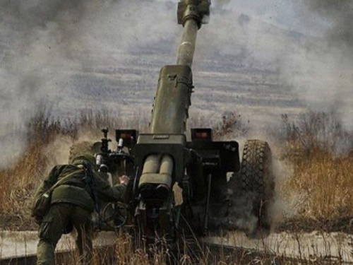 По поселкам под Мариуполем открывали огонь из тяжелого вооружения