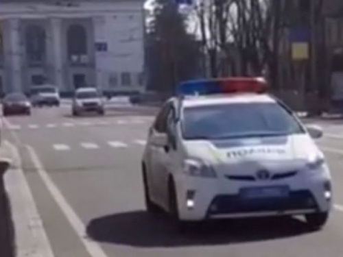 Мариупольские патрульные через громкоговоритель призывают соблюдать режим карантина (ВИДЕО)