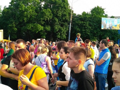 В Мариуполе концерт в честь освобождения города проходит без электричества, но с пением гимна (ФОТО + ВИДЕО)