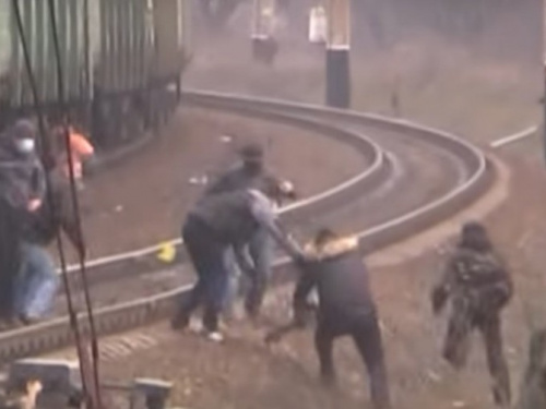 Блокада Донбасса. В сети появилось видео бойни с применением бензопилы и ружья на ж.-д. колее 