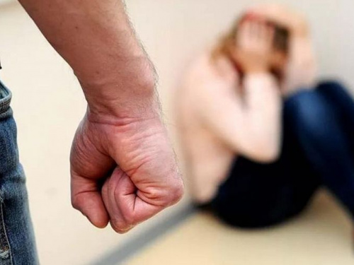 Бил и выгонял из дома: на Донетчине мужчина издевался над 83-летней матерью