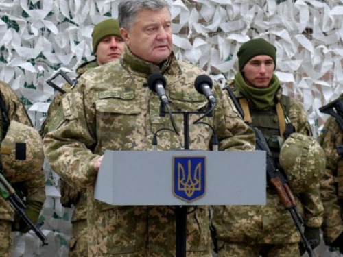 Порошенко подвел первые итоги военного положения во время визита в Донецкую область