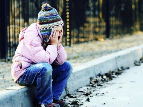 На Донетчине пенсионерка на улице потеряла 5-летнего внука