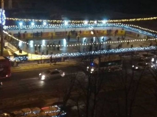 Почти 10 тысяч мариупольцев стали на коньки